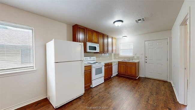 Photo - 1915 Pine Tree Dr Unidad B