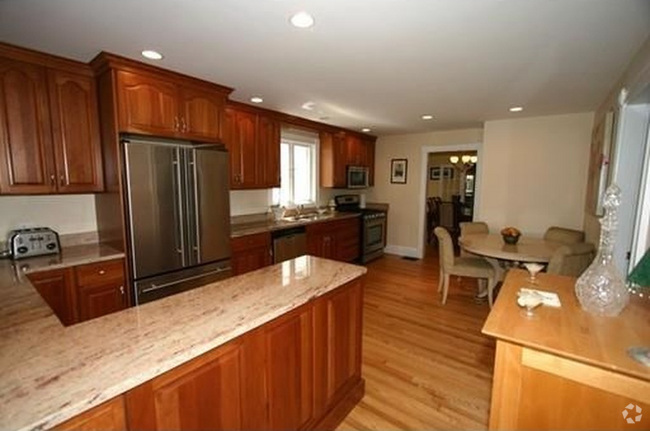 Building Photo - 10 Greenleaf Ave Unit 1 Rental