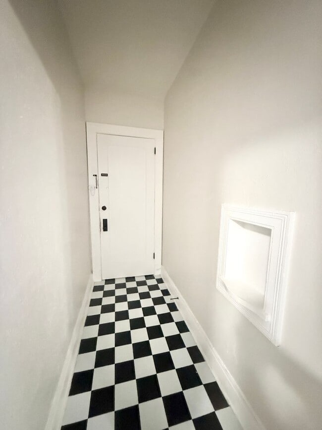 Photo - Unique Studio w/ Hardwoods in Small 1920's Complex Unidad F111