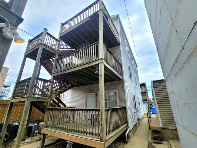 Building Photo - 1340 W Hubbard St Unit 3R