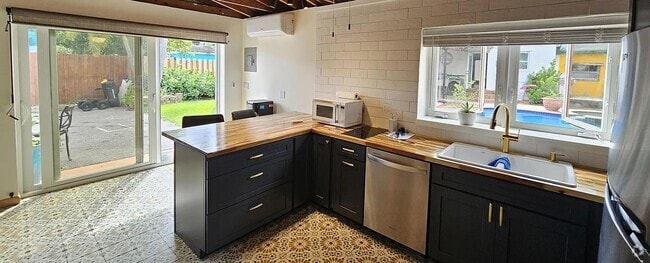 Building Photo - 321 SW 1st Ave Rental