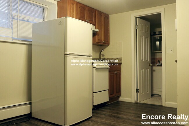 Building Photo - 10 Wait St Unit B2