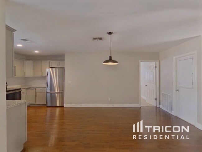 Photo - 1906 Radcliffe Dr N