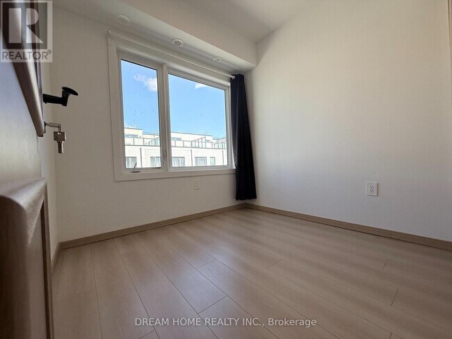 Photo - 3423 Sheppard Ave E