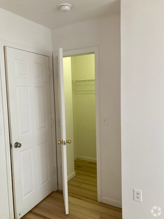 Building Photo - 226 Campus Dr Rental