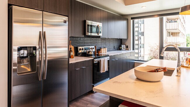 Cocina con electrodomésticos de acero inoxidable - Milo