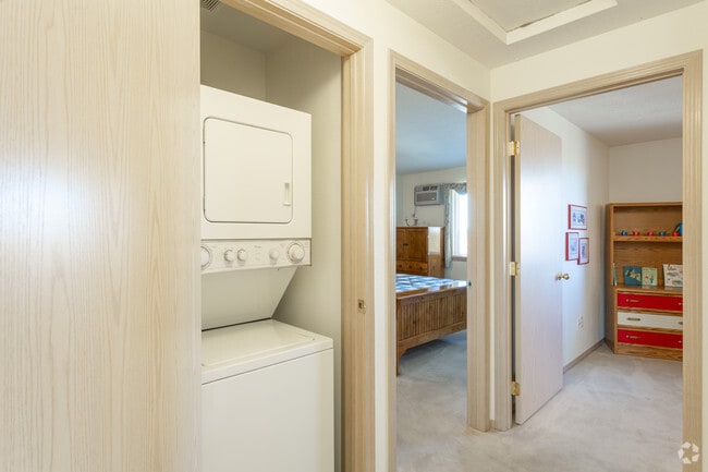 2BR, 1BA - 902 SF