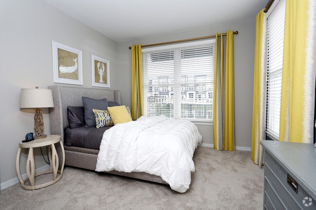 2BR, 2BA - 1022 SF