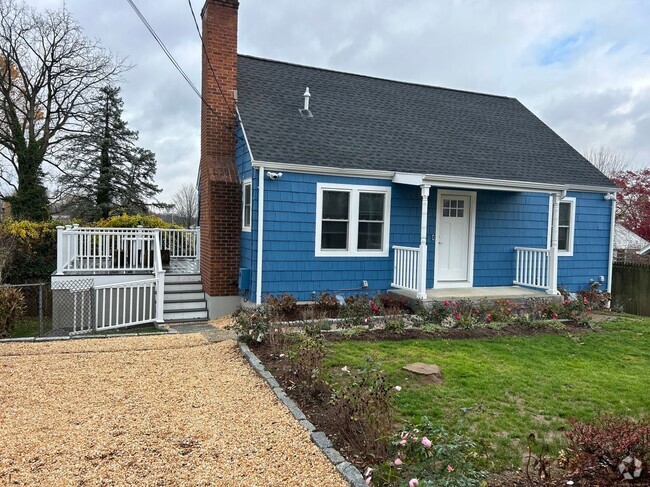 Building Photo - 13 Leuvine St Rental