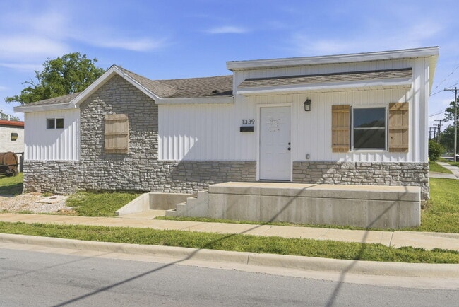 Photo - 1339 E Division St