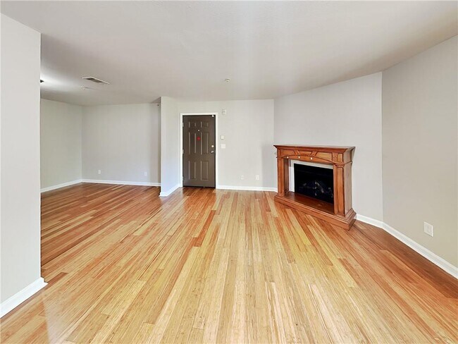 Photo - 1020 Camelot Dr