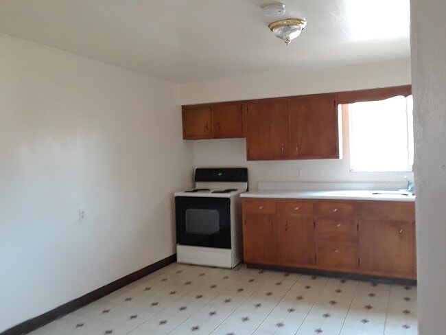 Full size electric stove - 111 1st Ave W