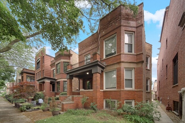 Photo - 1240 W Cornelia Ave Unit 2