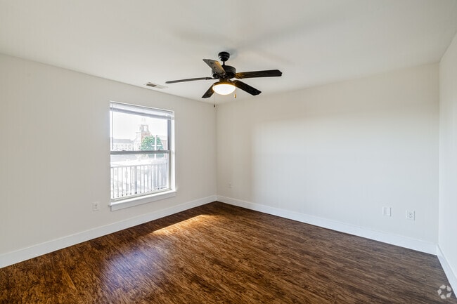 2 habitaciones, 2 baños - 1000 pies cuadrados - Dormitorio principal - Gish Flats