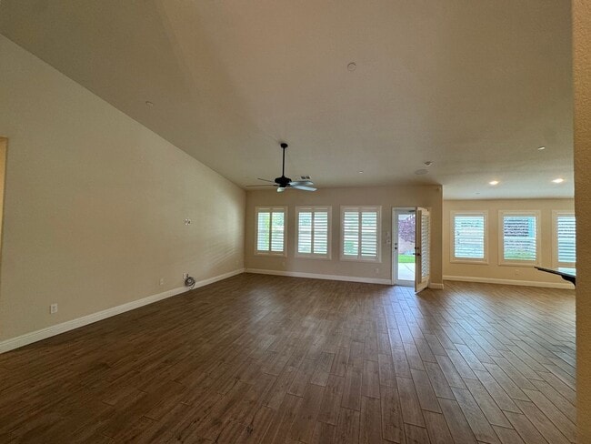 Photo - 493 Crescent Ln