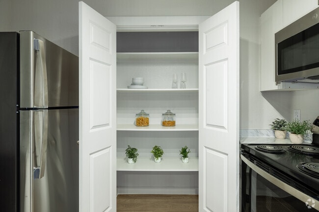 1BR, 1BA - 739SF - Pantry