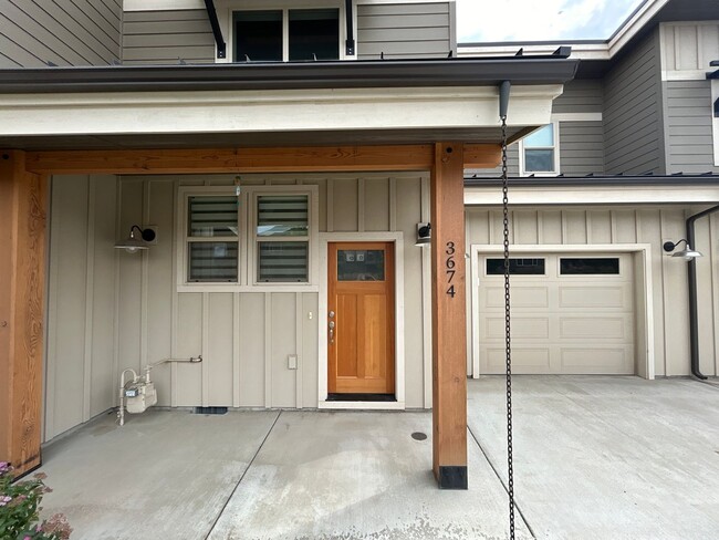 Photo - 2 Primary Bedroom Suites / 2.5 Bathroom Townhouse in Redmond OR