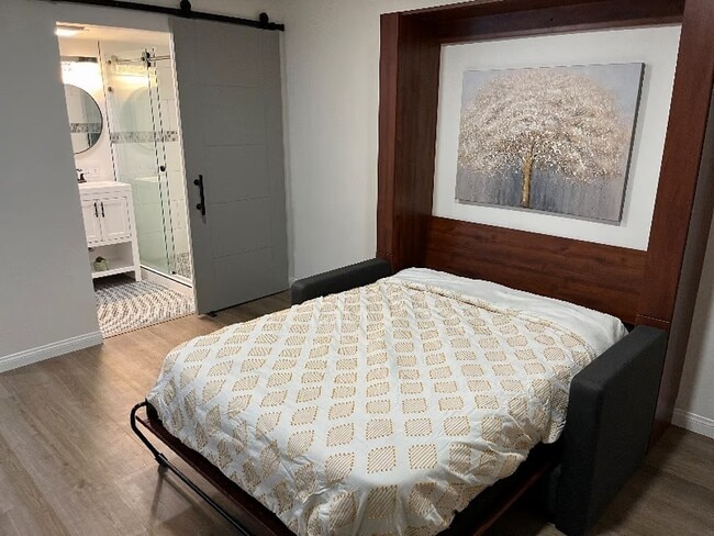 Vista de la cama Murphy 2 - 1887 N Laurel Ave Unidad CozyStudio