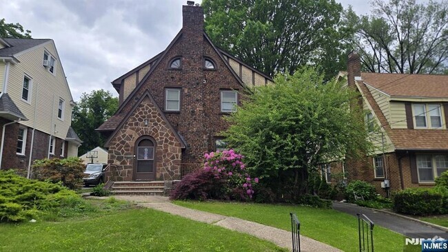 Building Photo - 328 Demott Ave Rental