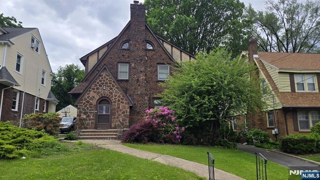 Photo - 328 Demott Ave Casa