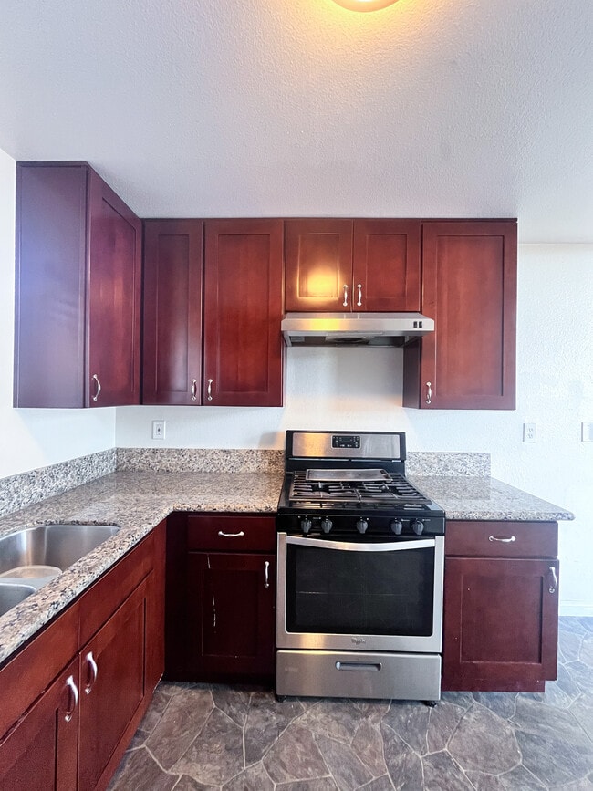 cocina - 215 N Mariposa Ave Apartamentos