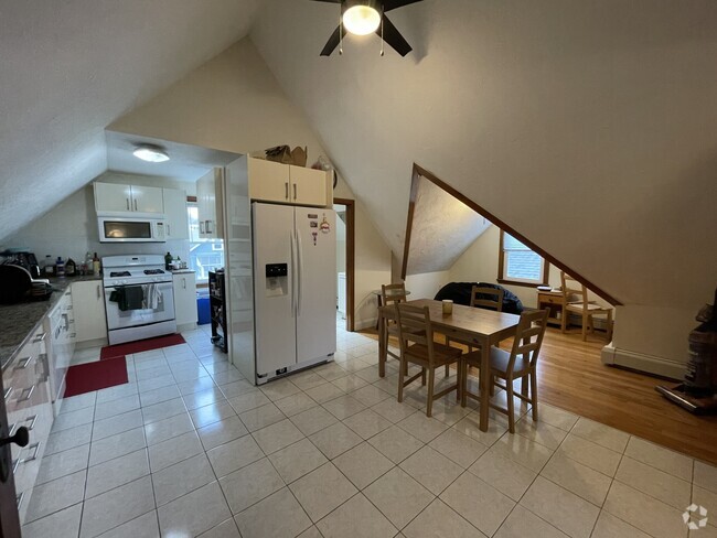 Building Photo - 65 Fairbanks St Unit 2 Rental