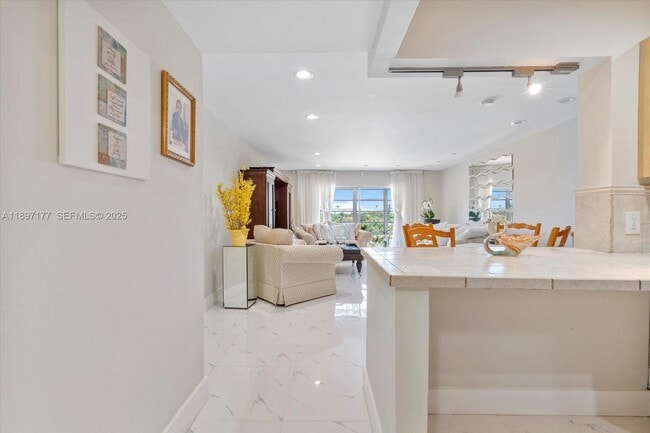 Building Photo - 875 NE 195th St Unit 413