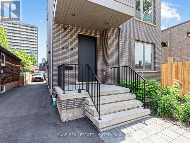 Photo - 909 Castlefield Ave Unit 1