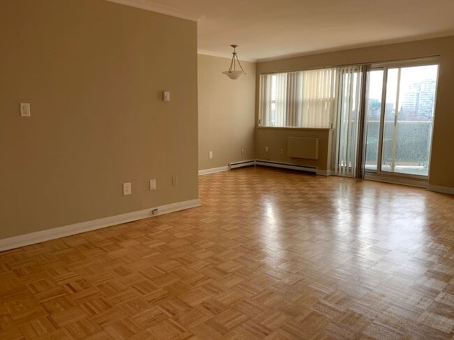 Photo - 365 Eglinton Ave E Unité 605