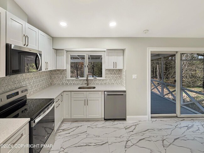 Photo - 308 Hemlock Ln