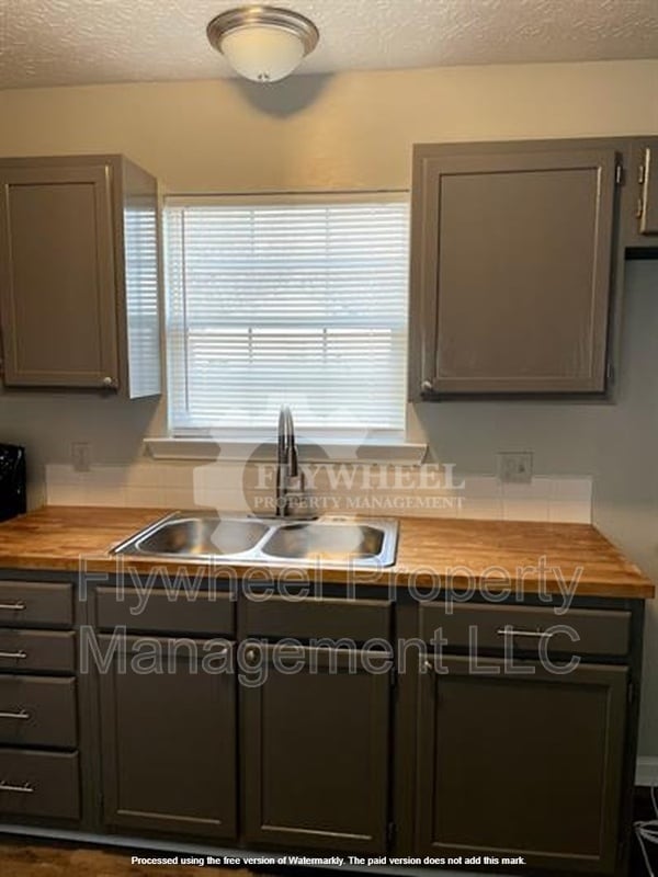Photo - 128B N Poole St