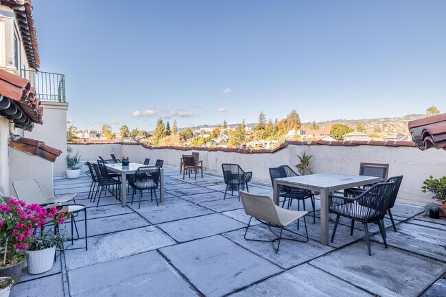 Building Photo - 491 Crescent