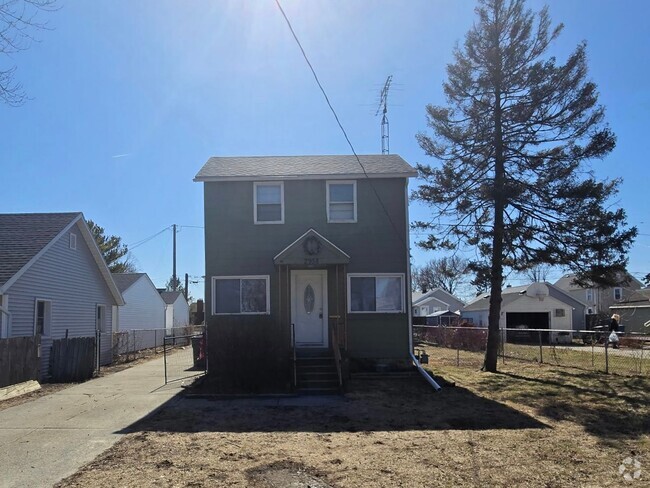 Building Photo - 3 Bedroom House