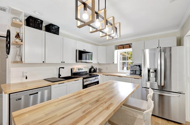 Building Photo - 2751 NE 9th Ave Rental