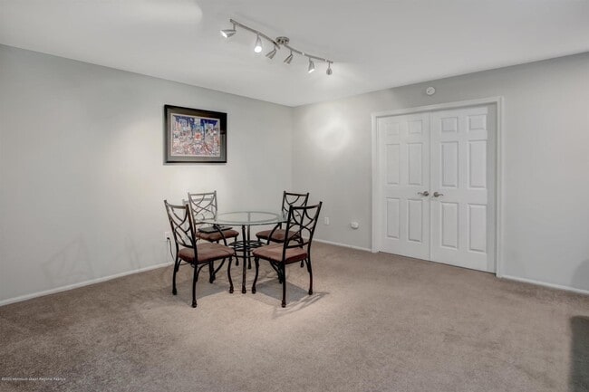 Photo - 393 Yorkshire Pl