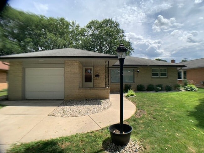 Building Photo - West Allis 3 bedroom 2 bath ranch