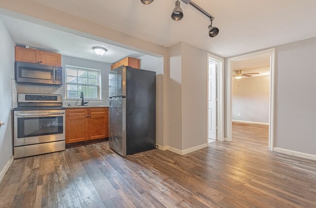 Building Photo - 4206 Walker St Unit B