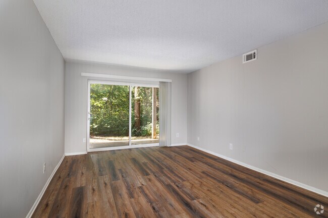 1BR, 1BA - 675SF - Living room