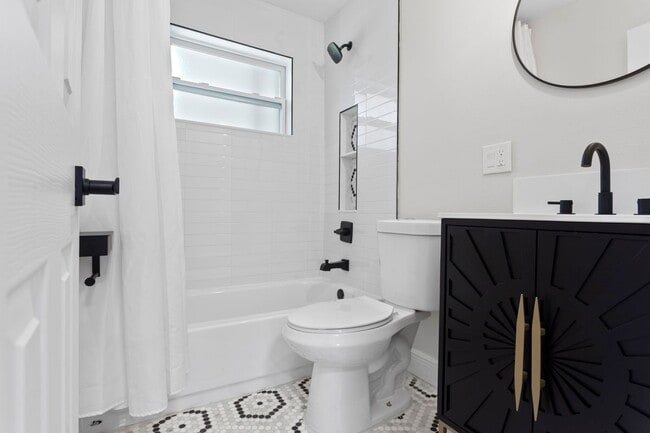 Photo - 4235 Carson St NE