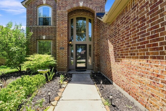 5526 Walnut Glen Ln