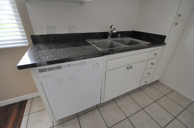 Photo - 7101 Haskell Ave Unidad 07