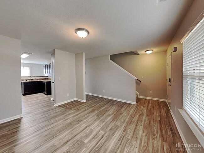 Photo - 905 Farnsworth Dr