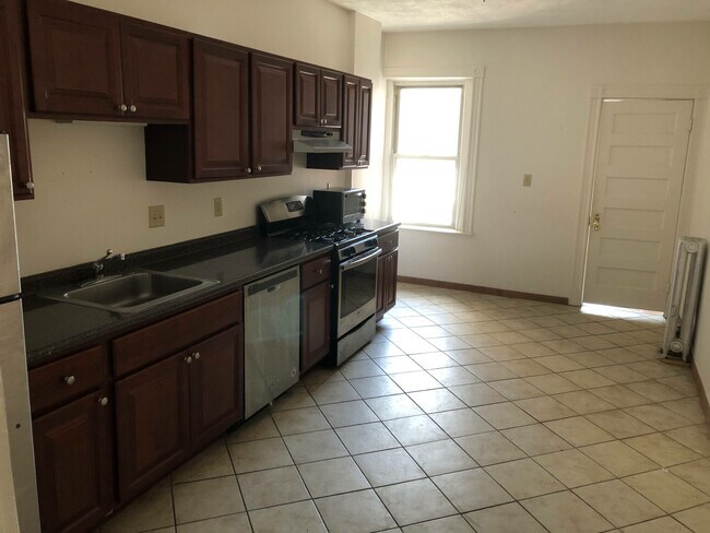 Building Photo - 1906 Beacon St Unit 1F Rental