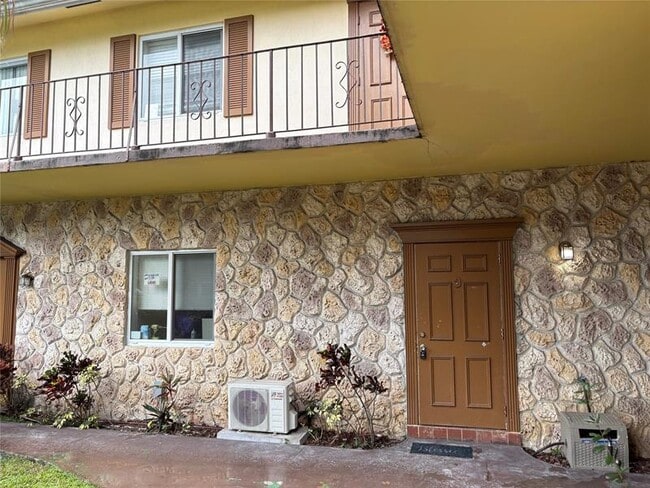 Building Photo - 9200 NW 38th Dr Unit 1A