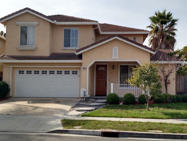 Building Photo - Beautiful Updated 4BD/3BA Two Story Home -...