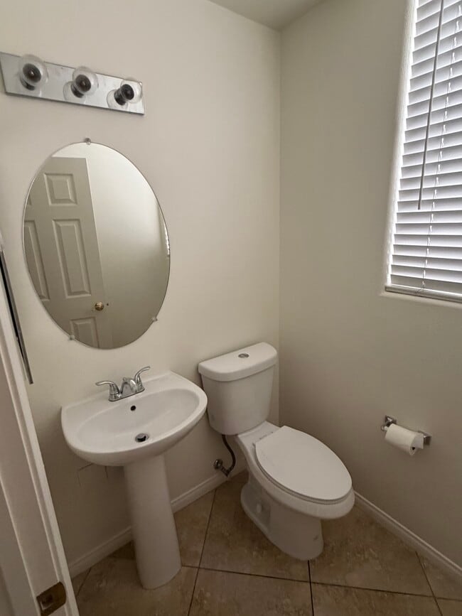 Photo - 1656 Warrenville St