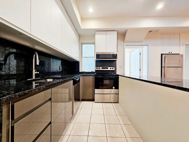 Building Photo - 1803 Beacon St