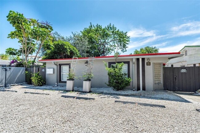 Building Photo - 628 NE 8th Ave Unit 2