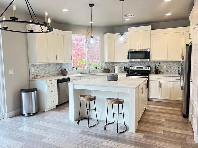 Photo - 438 N Stone Mountain Dr