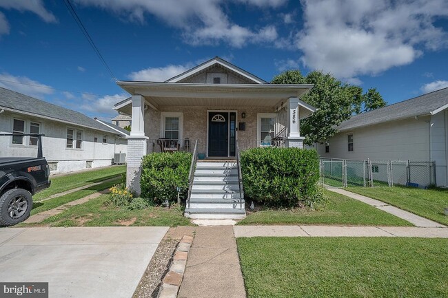 Building Photo - 586 Summit St